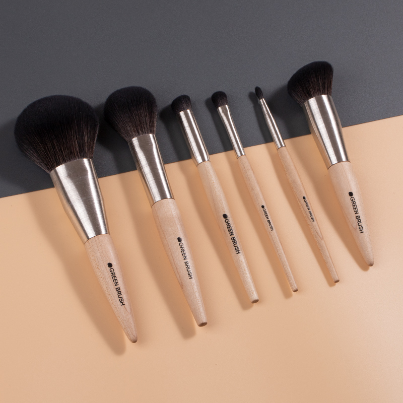 Comparison of Makeup Brush Bristle Materials: Features and Suitable Scenarios.